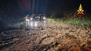 San Benedetto - Automobilisti intrappolati nel fango soccorsi dai vigili del fuoco